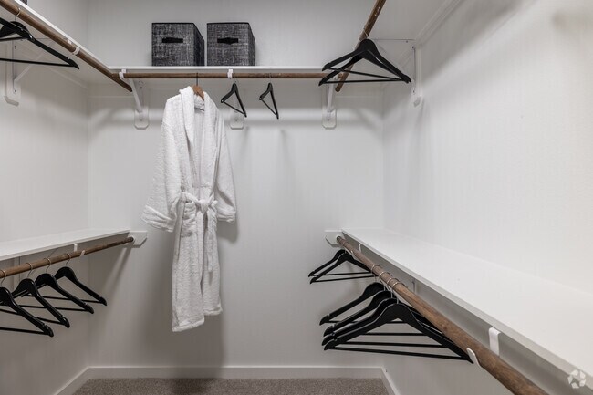 1 habitación, 1 baño, 683 pies cuadrados, armario - The Devereaux