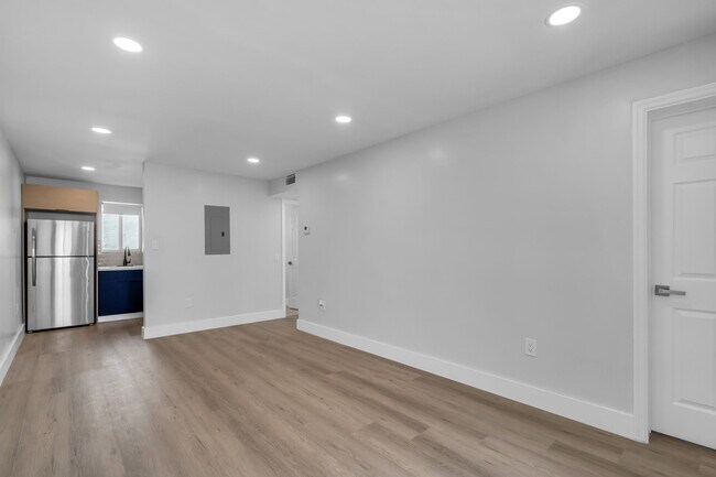 560 NE 63rd St Unit 4