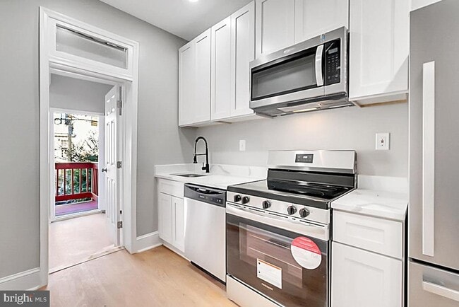 Building Photo - 727 Otis Pl NW