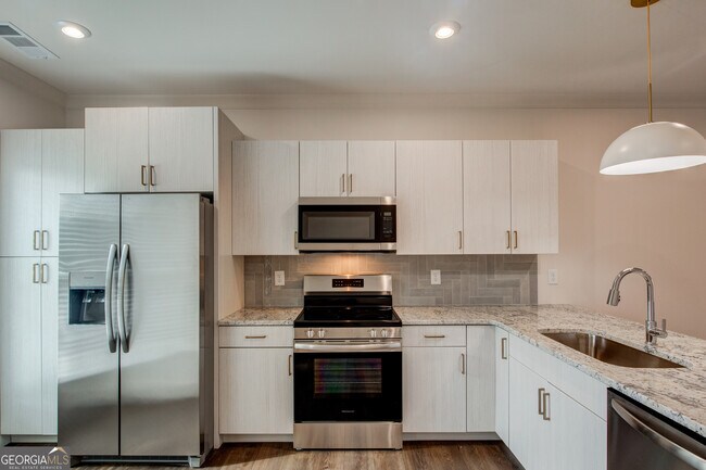 Photo - 119 Chateau Dr SE