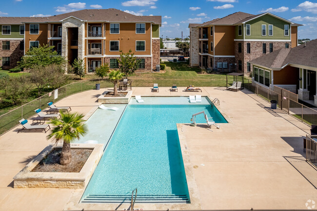 Oasis soleado junto a la piscina en Seguin, TX - Walnut Grove Apartamentos