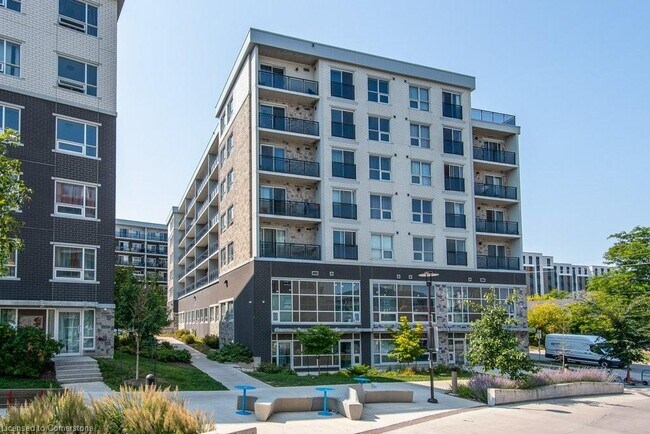 Photo - 275 Larch St Unité 275-F larch St