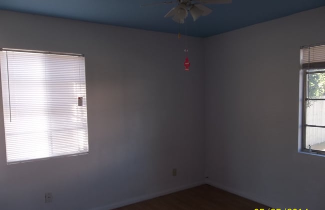 Photo - 300 Griffiths St