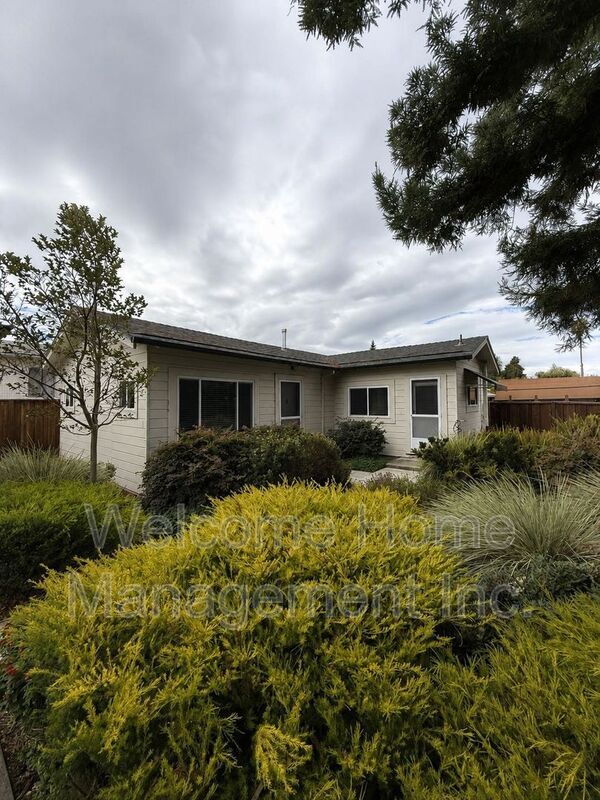 Building Photo - 477 Grove Way