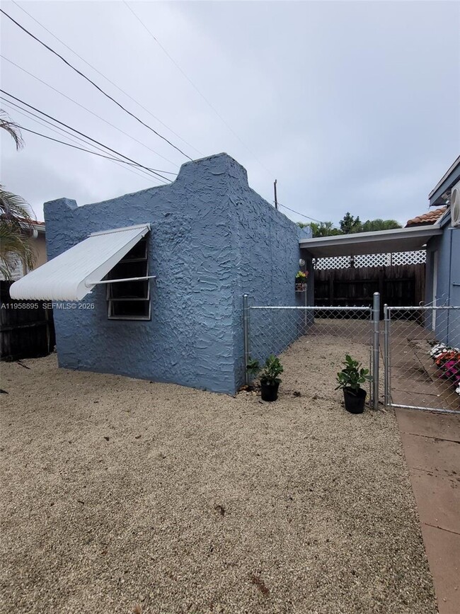 Photo - 2295 SW 25th St Unidad 2