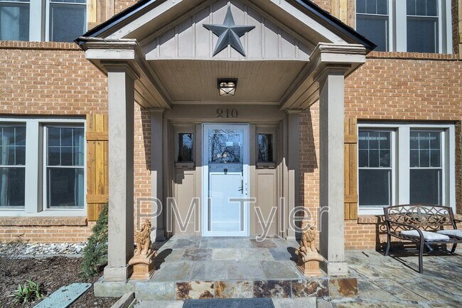 Photo - 210 E Dobbs St