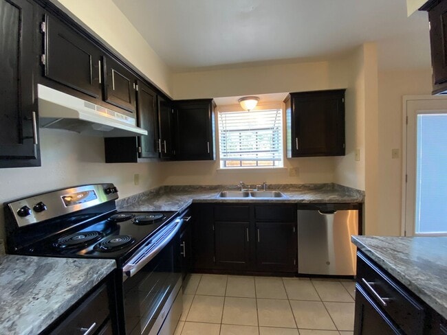 Photo - College Station -2 bedroom/ 2.5 bath - 2 story condo with washer/dryer!!