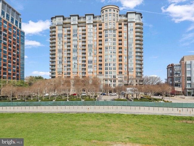 Building Photo - 8220 Crestwood Heights Dr Unit 708