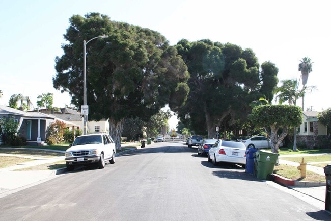 Photo - 6037 Comey Ave