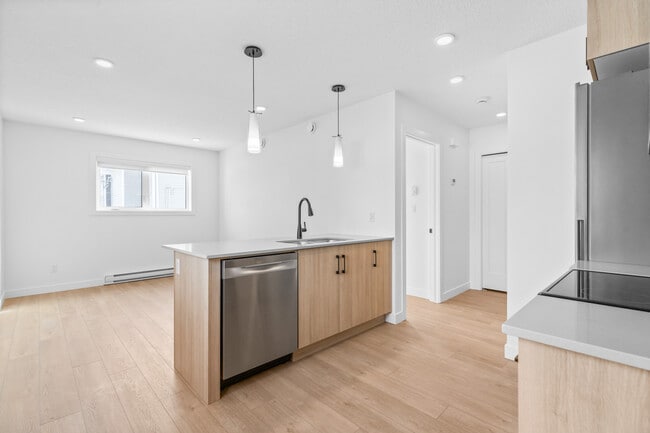 Building Photo - 9809-9153 153 St NW Unit Garage