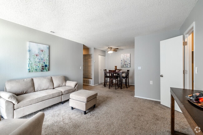 2BR, 1.5BA - 920SF - Family Room