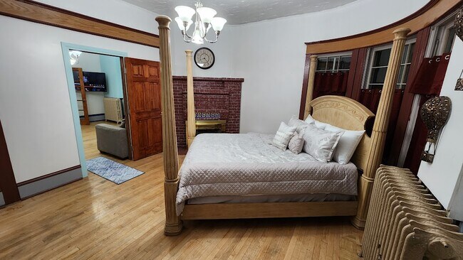 master bedroom - 806 W Silver St Apartments Unit Silver Floor