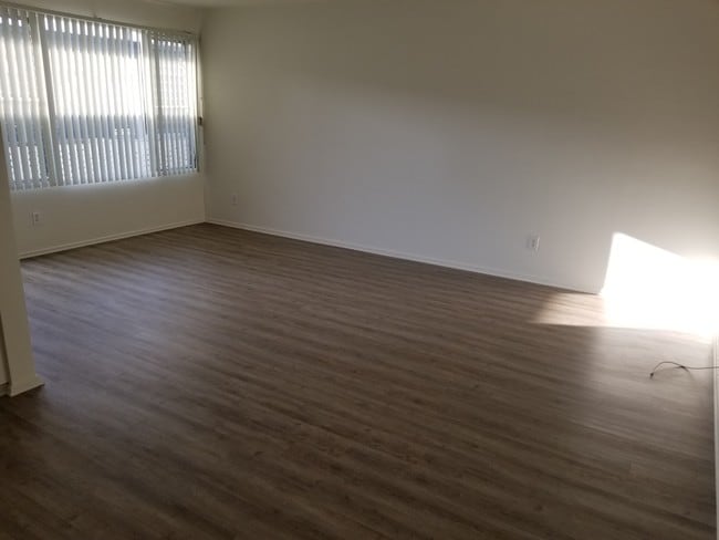 Living room - 3445 Vinton Ave