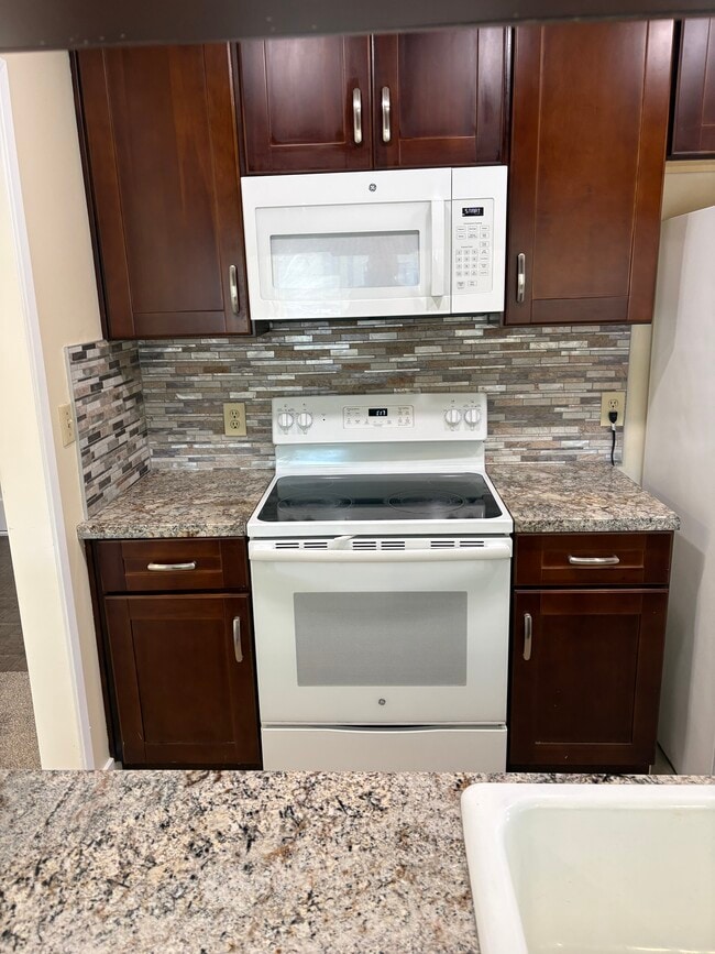 Building Photo - 22462 Salem Ave Unit Salem triplex