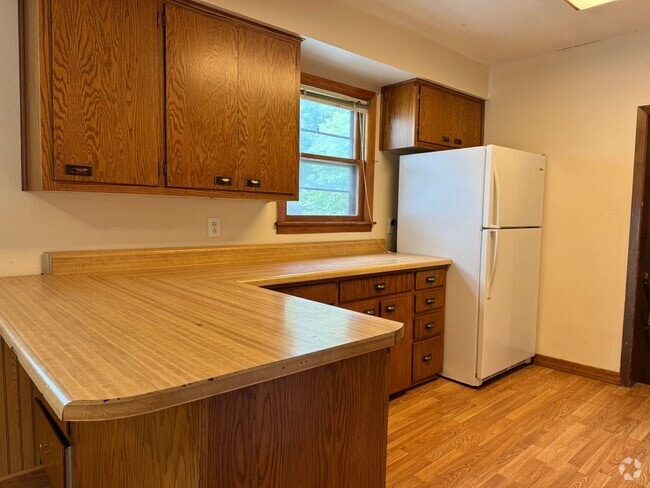 Building Photo - 5 Bedroom 3 bath - North Fargo Rental