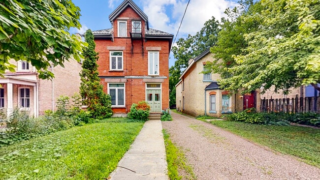 Building Photo - RENOVATED TWO BEDROOM APARTMENT IN WOODFIE... Unit 2