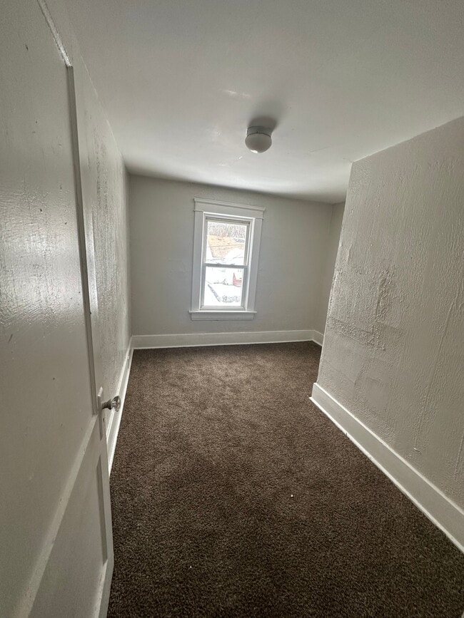 Photo - 872 E Crosier St