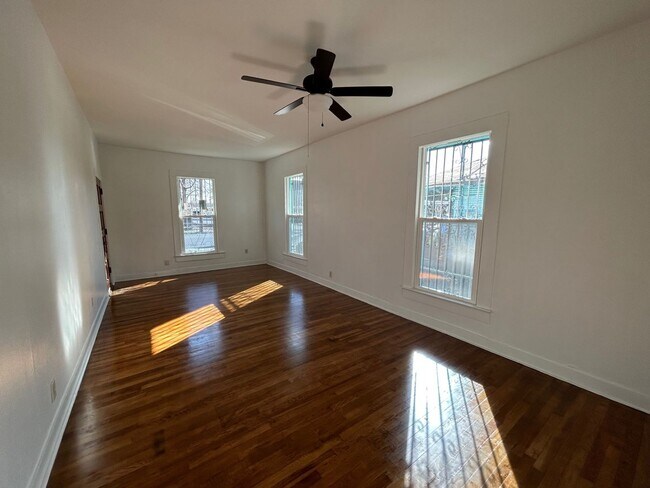 Photo - 2BED/2BATH Charming Home Minutes from Down...