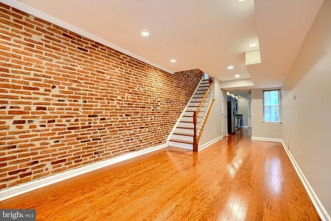 Building Photo - 2124 Bank St Rental