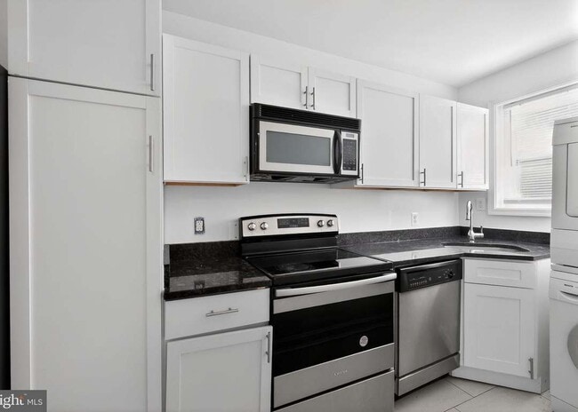 Photo - 3065 Patrick Henry Dr