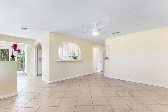 Photo - 272 NE 13th St