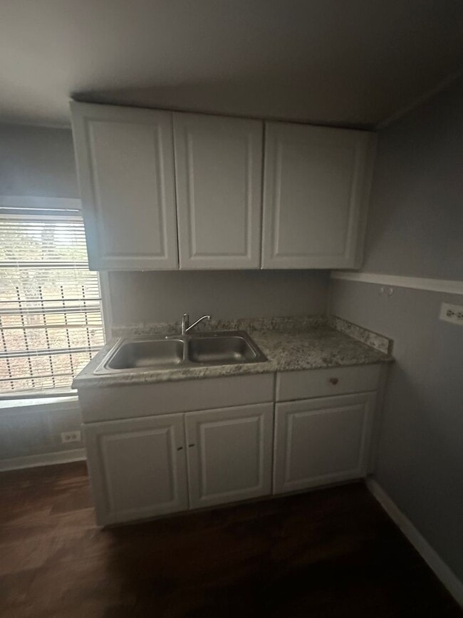 Photo - Charming 3 bedroom 1 bath with a huge workshop!