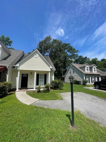 Photo - 383 Springview Ln