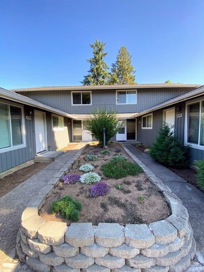 Building Photo - Renovated 2 Bedroom, 1 Bath Apt in Inner M... Unit 3327