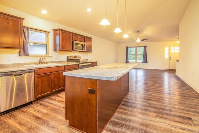 Photo - 501 Cobblestone Way