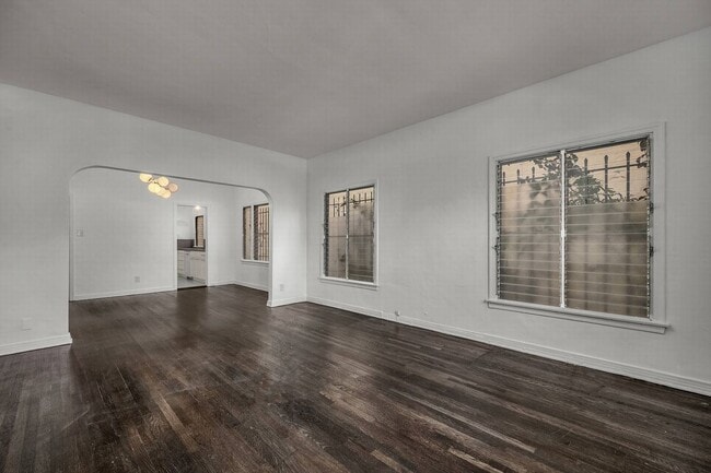 Photo - Sunning unit walking distance to shops on Fairfax Unidad 02