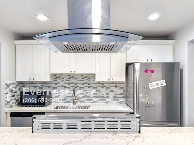 Building Photo - 3-Bedroom, 2-Bath Home in Convenient Locat...