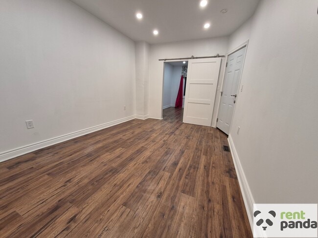 Photo - 156 Oakcrest Ave Unit Main