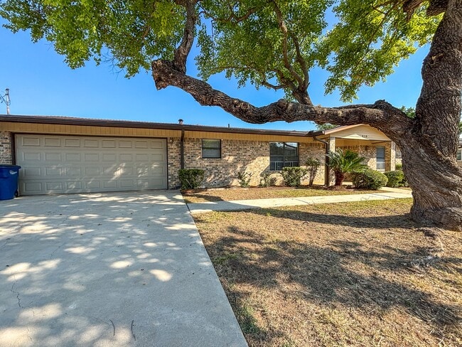 Photo - 610 Creek Dr