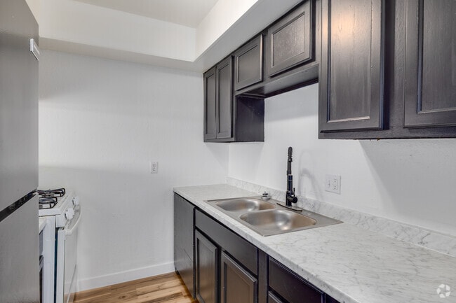 2BR, 2BA - 900SF - Kitchen - Acacia Gardens