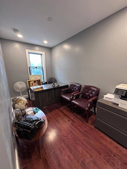 Photo - 387 Van Brunt St