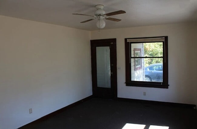 Photo - $2,000 gift card & $1000 of the security deposit with signed lease!!