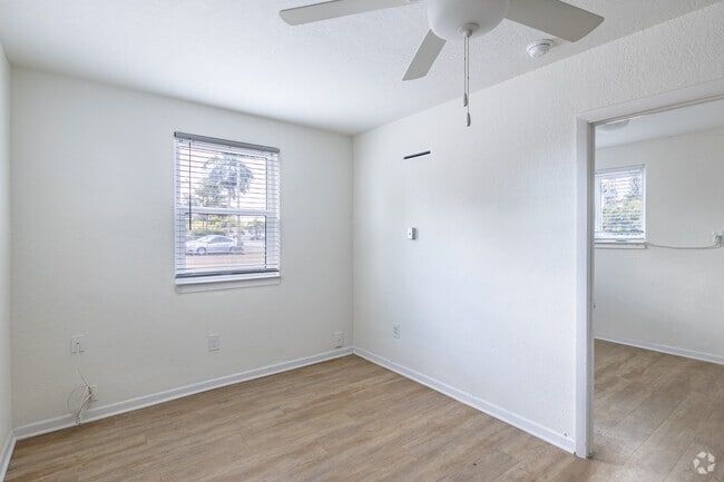 1BR, 1BA - 520SF - Living Room - Gardens of Homestead