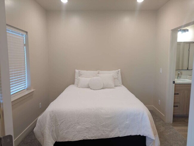 Photo - Quality 3 Bedroom 2 Bath Unidad 7