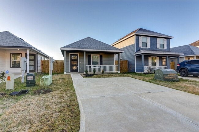 Photo - 16428 Jasmine Marie Pl