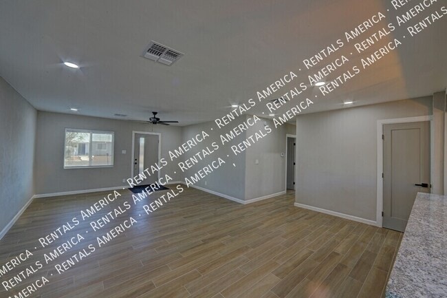 Photo - 4733 E 18th St