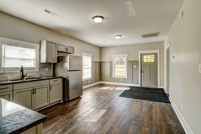 Photo - 221 Walker St