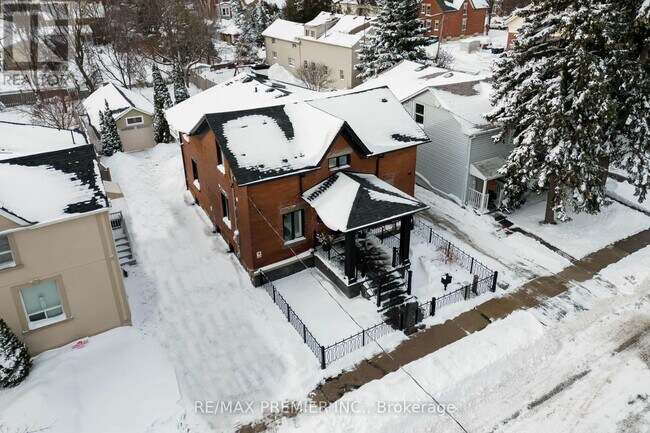 Photo - 21 Elizabeth St N