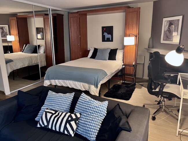 840 Turquoise St Unit Water view Studio in PB