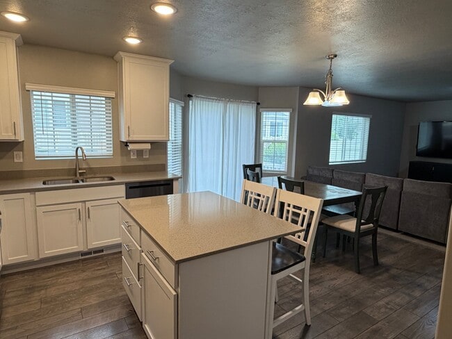 3320 W Lazy J Ln