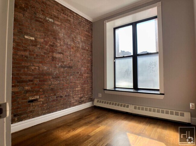 Building Photo - NO FEE One Bed in Murray Hill! Won't Stay ... Rental