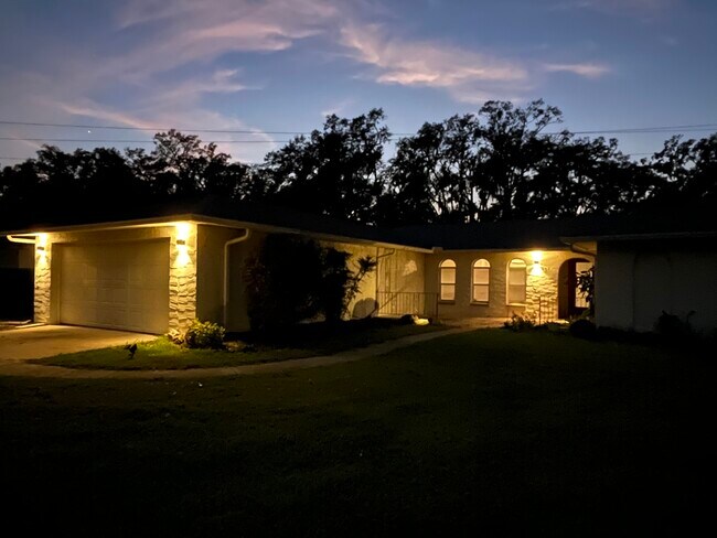 Photo - 635 Queens Cir