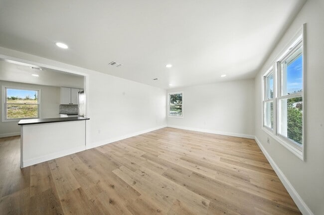 Photo - 155 Montgomery St