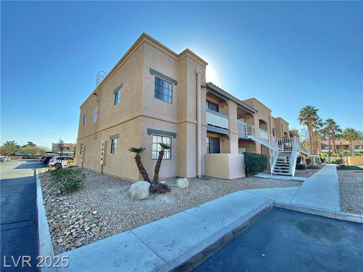 LIMITED TIME MOVE IN SPECIAL WITH THIS COZY 1 BEDROOM TOP FLOOR CONDO - LIMITED TIME MOVE IN SPECIAL  WITH THIS COZY 1 BEDROOM TOP FLOOR CONDO