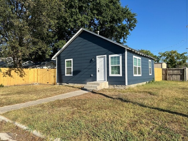 Building Photo - 2 Bedroom 1 Bath House for Rent