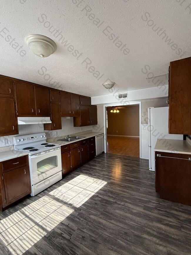 Photo - Super cute 2 story!